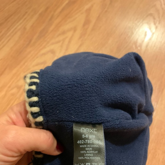 Pompom hat - Picture 3 of 3